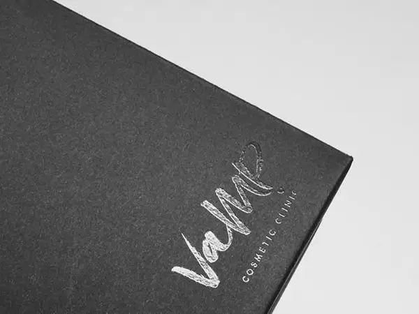 High gloss spot UV coating effect on matte black paper shopping bag